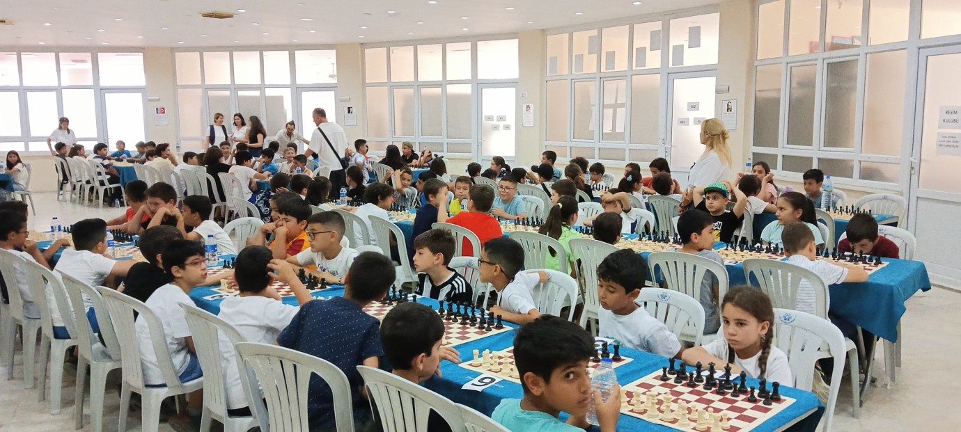 BAŞKAN ÇERÇİOĞLU’NUN DESTEKLERİ İLE SATRANÇ ÖĞRENEN ÖĞRENCİLER HAMLELERİNİ YARIŞTIRDI