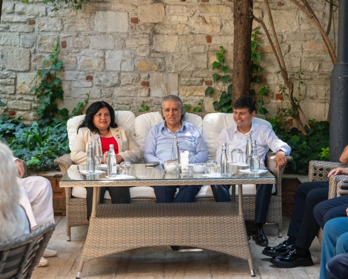 KUŞADASI’NDA İLÇE PROTOKOLÜ VATANDAŞLARLA BAYRAMLAŞTI 