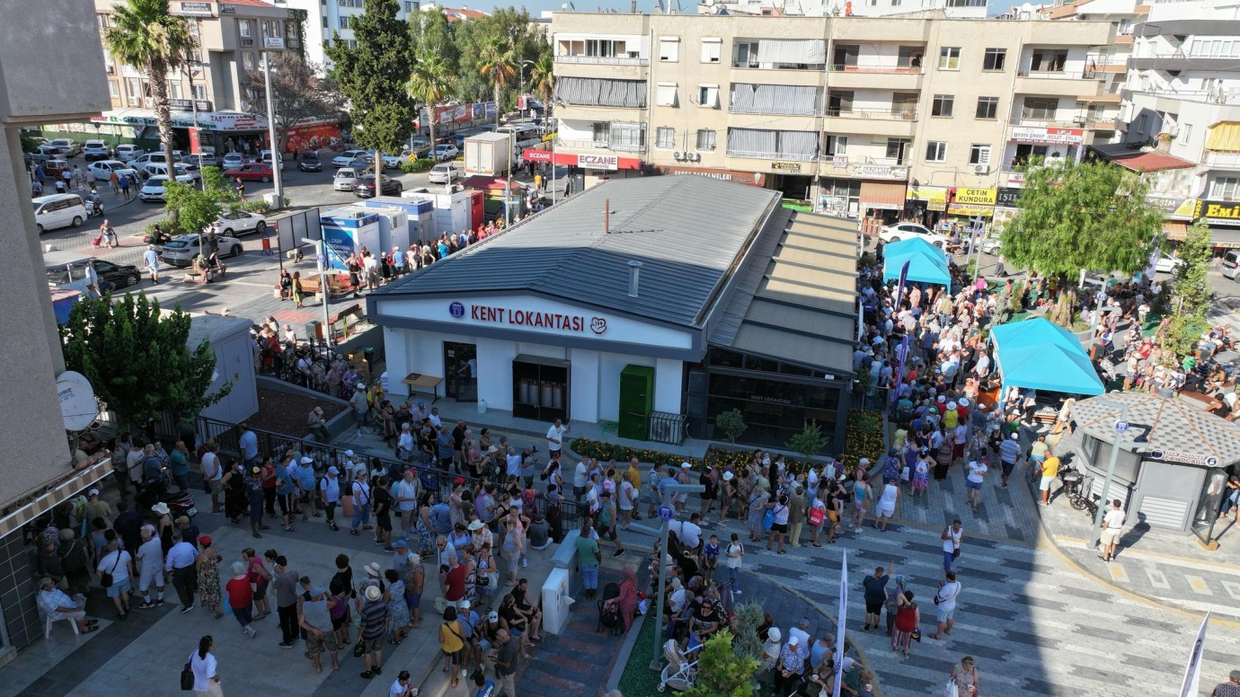 AŞURE GÜNÜ’NÜN BEREKETİ KENT LOKANTALARINDA PAYLAŞILDI
