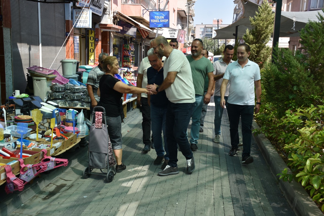 BAŞKAN ZENCİRCİ MECLİS ÜYELERİYLE BİRLİKTE GERMENCİK PAZARINDA VATANDAŞLARLA BULUŞTU