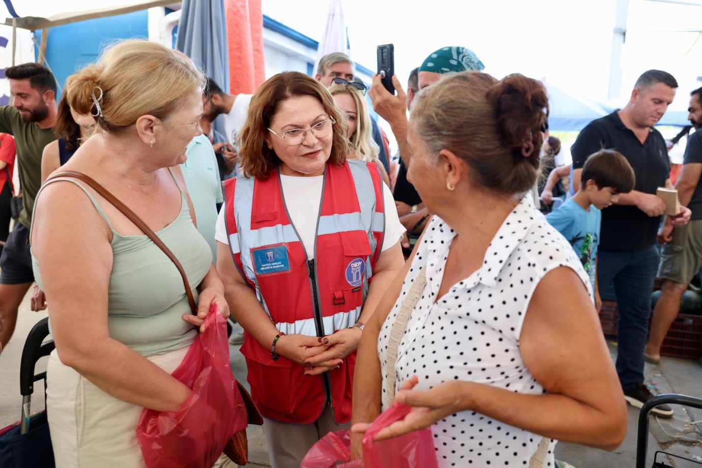 BAŞKAN GENÇAY, CUMARTESİ PAZARINDA HALKLA BULUŞTU