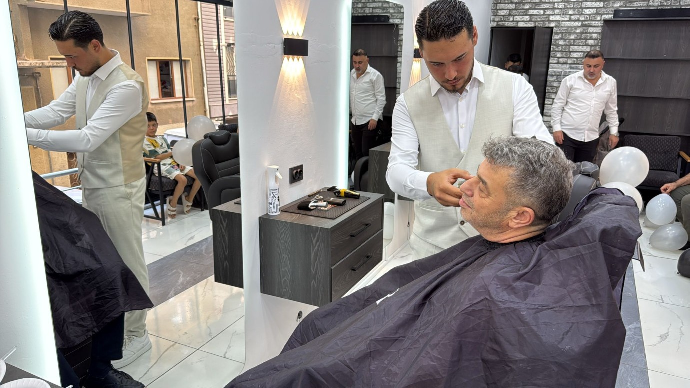 Hem kurdelesini kesti, hem ilk müşteri oldu