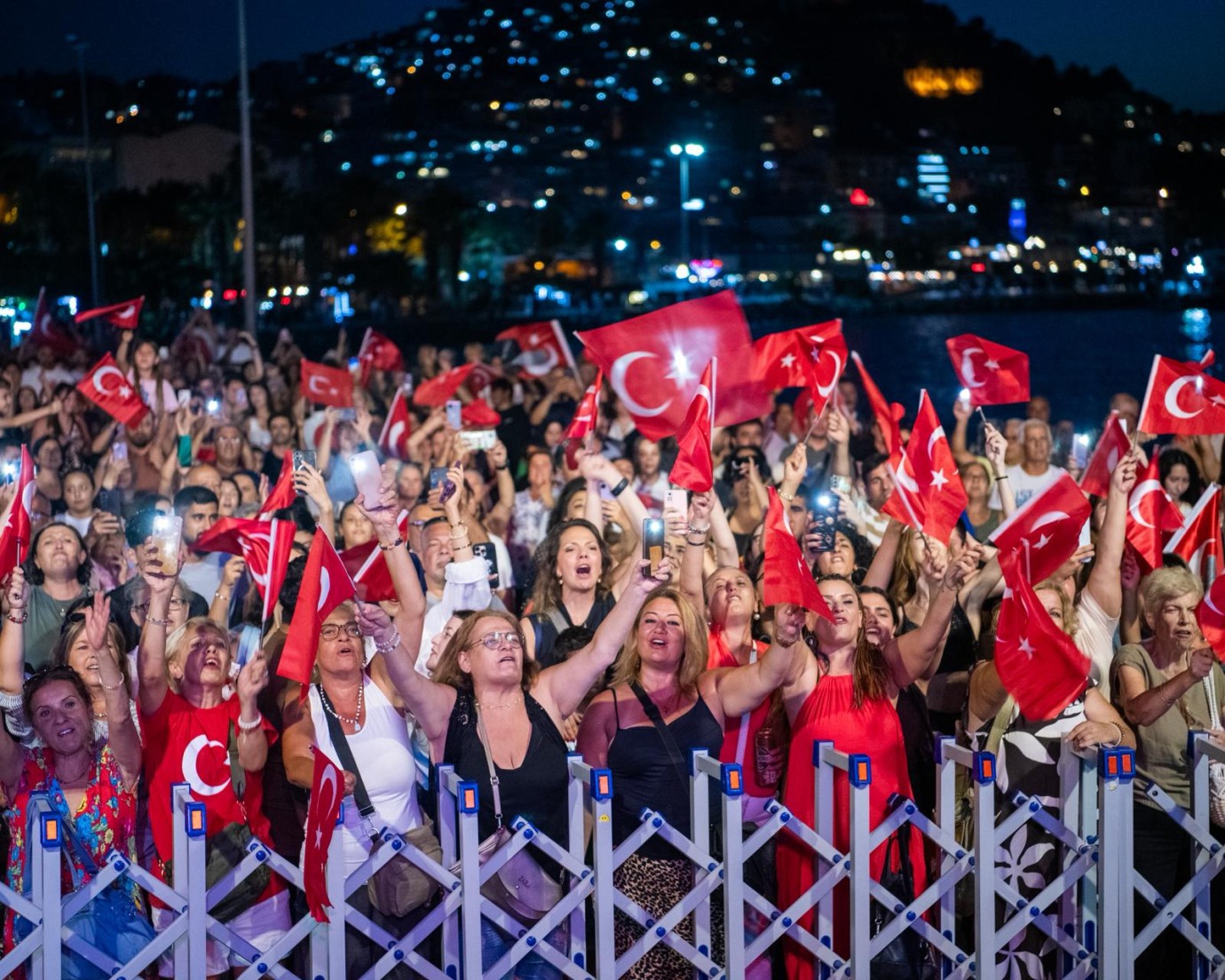 KUŞADASI’NDA ZAFER BAYRAMI COŞKUSU ‘SENFOROCK’ KONSERİ İLE ZİRVE YAPTI