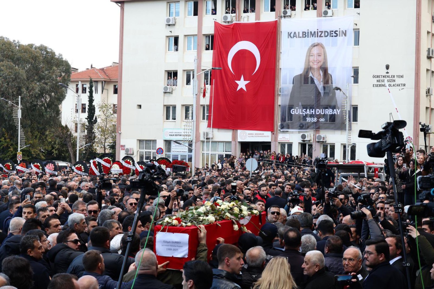 BAŞKAN YETİŞKİN GÜLŞAH DURBAY’I SON YOLCULUĞUNDA YALNIZ BIRAKMADI