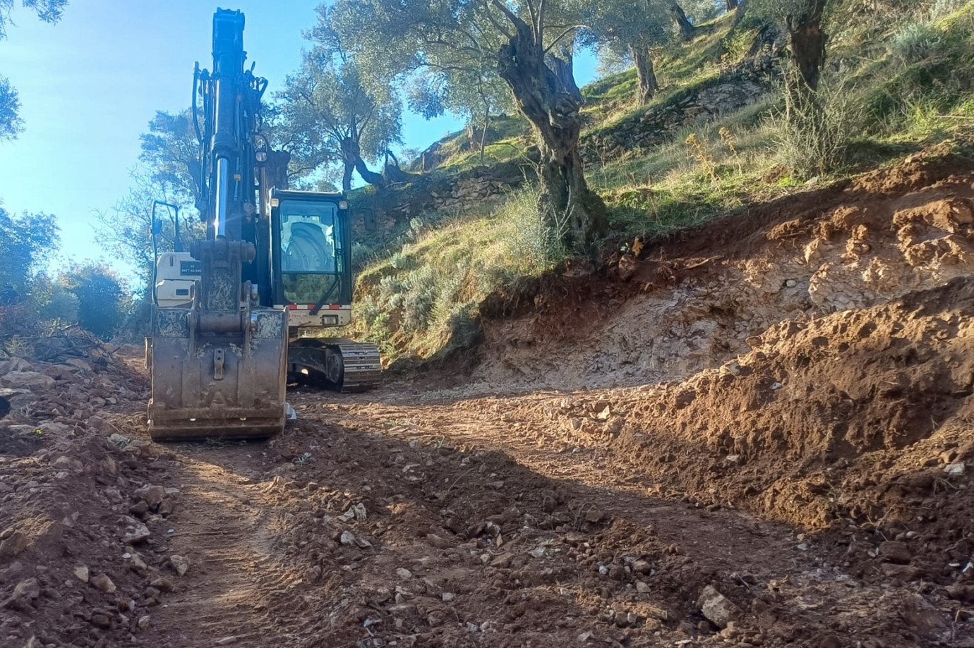 BAŞKAN ANIL YETİŞKİN’DEN ÇİFTÇİLERE YOL DESTEĞİ