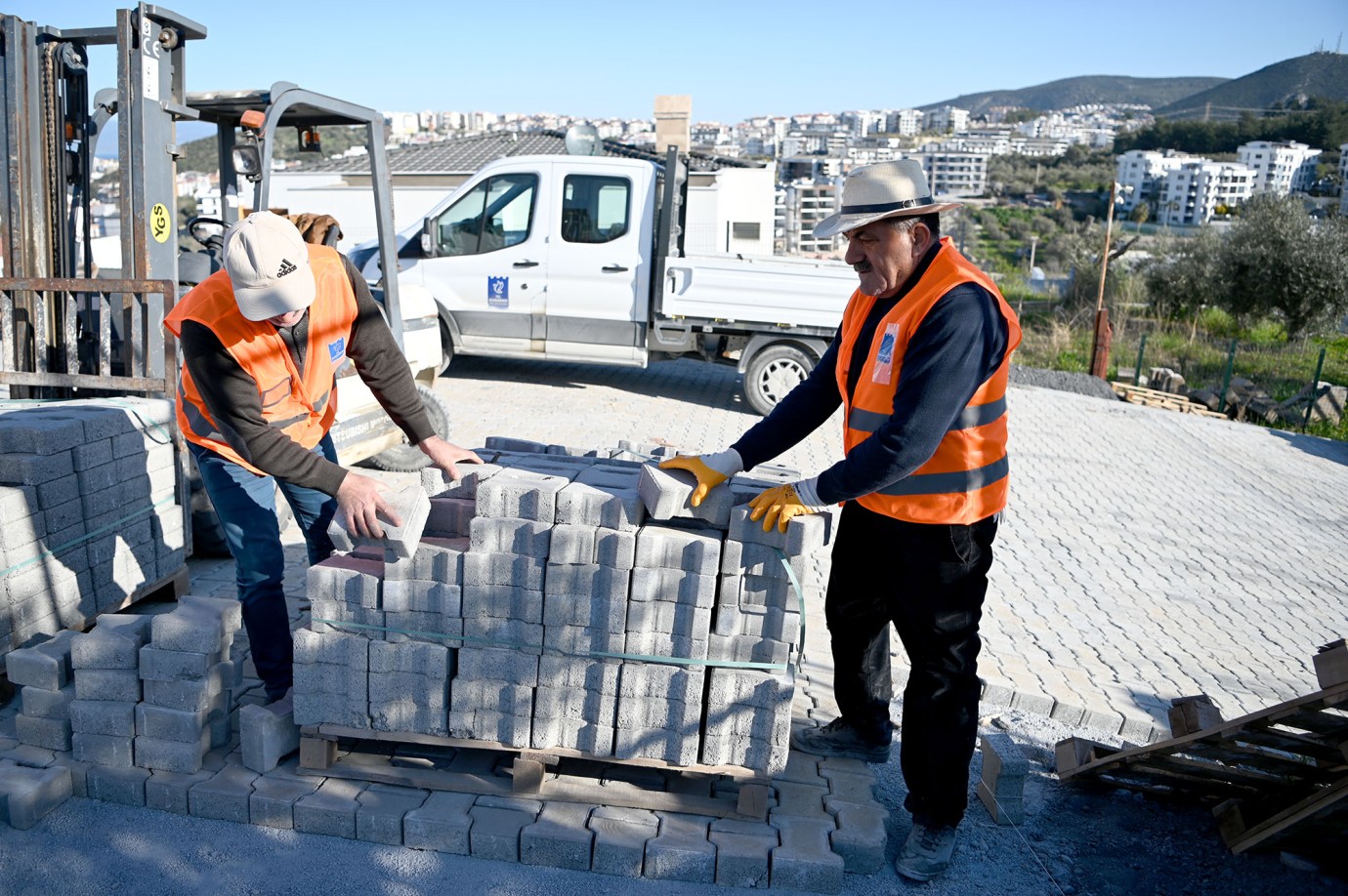 KUŞADASI BELEDİYESİ’NDEN KENT GENELİNDE KESİNTİSİZ YOL MESAİSİ