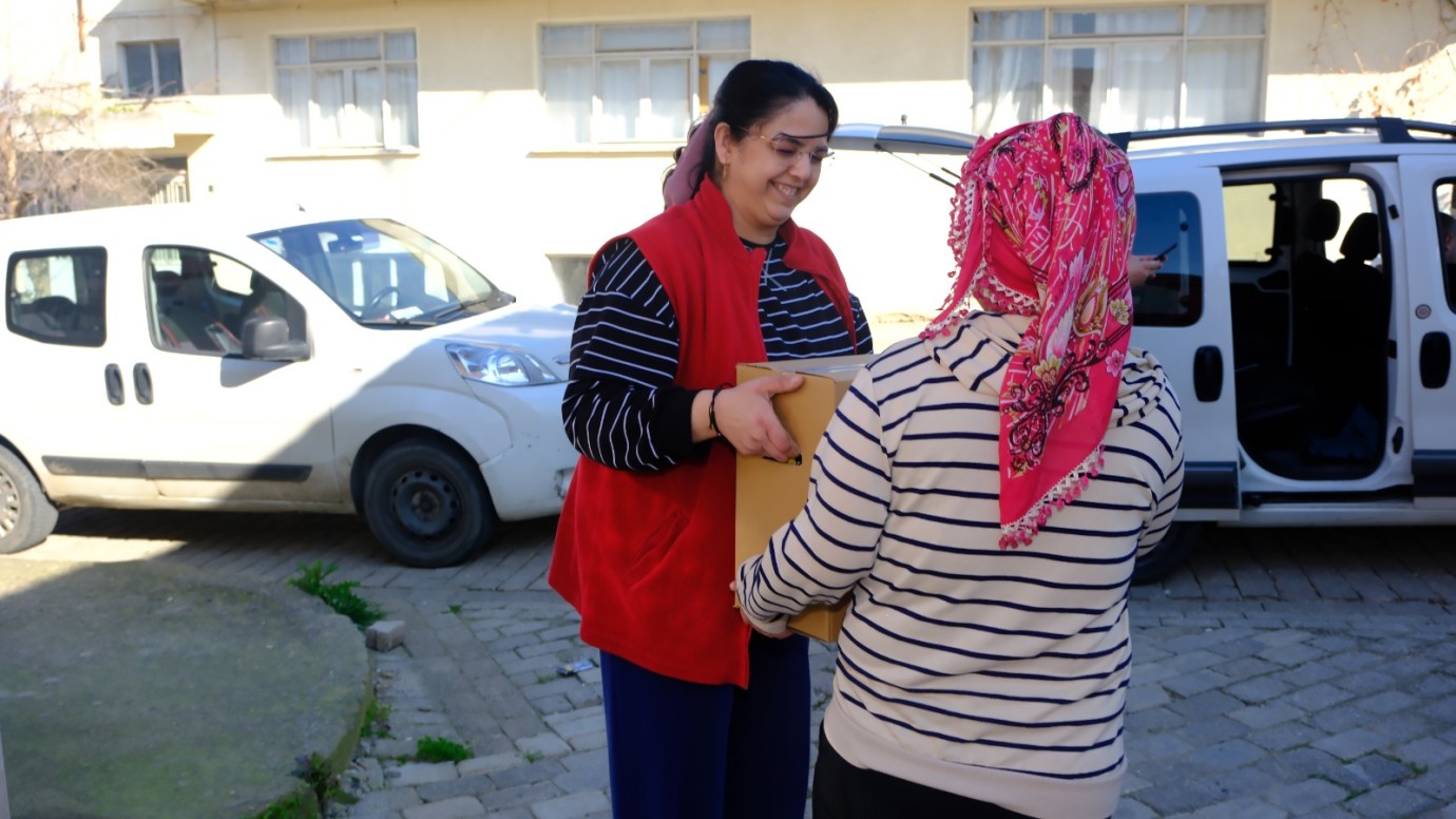 KUYUCAK’TA BELEDİYE YARDIM ELİNİ UZATTI