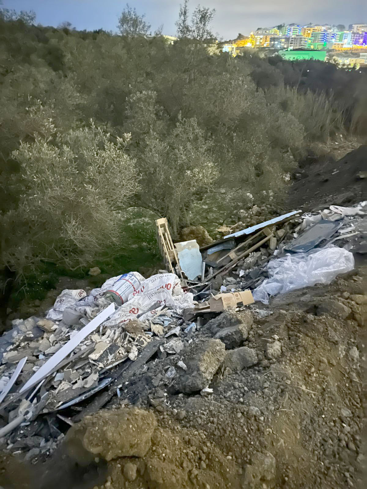 KUŞADASI'NDA KAÇAK MOLOZ DÖKERKEN SUÇÜSTÜ YAKALANAN KAMYONET SÜRÜCÜSÜNE CEZA