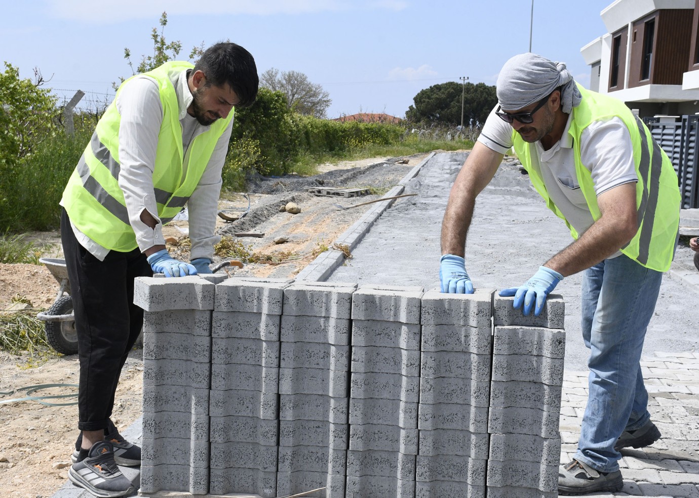 KUŞADASI BELEDİYESİ’NDEN DAVUTLAR MAHALLESİ’NE KESİNTİSİZ HİZMET