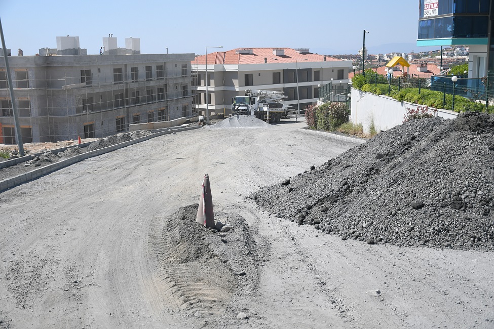 KUŞADASI BELEDİYESİ YOL ÇALIŞMALARINA HIZ KESMEDEN DEVAM EDİYOR