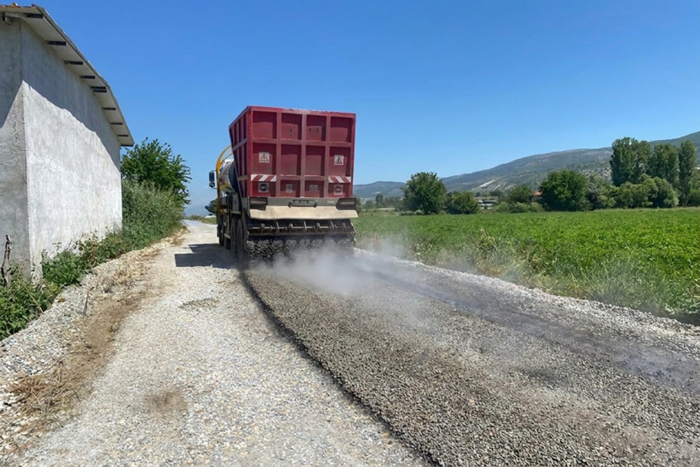 EFELER BELEDİYESİ YOL KONFORU VE GÜVENLİĞİ İÇİN ÇALIŞMALARINA DEVAM EDİYOR