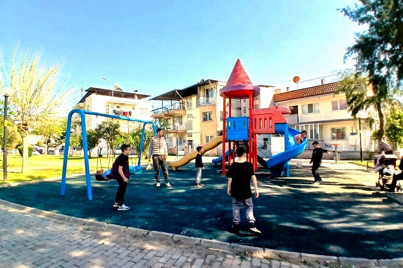 EFELER’DE PARKLAR YENİLENİYOR:  BAŞKAN ANIL YETİŞKİN İLE YEŞİL ALANLAR NEFES ALIYOR