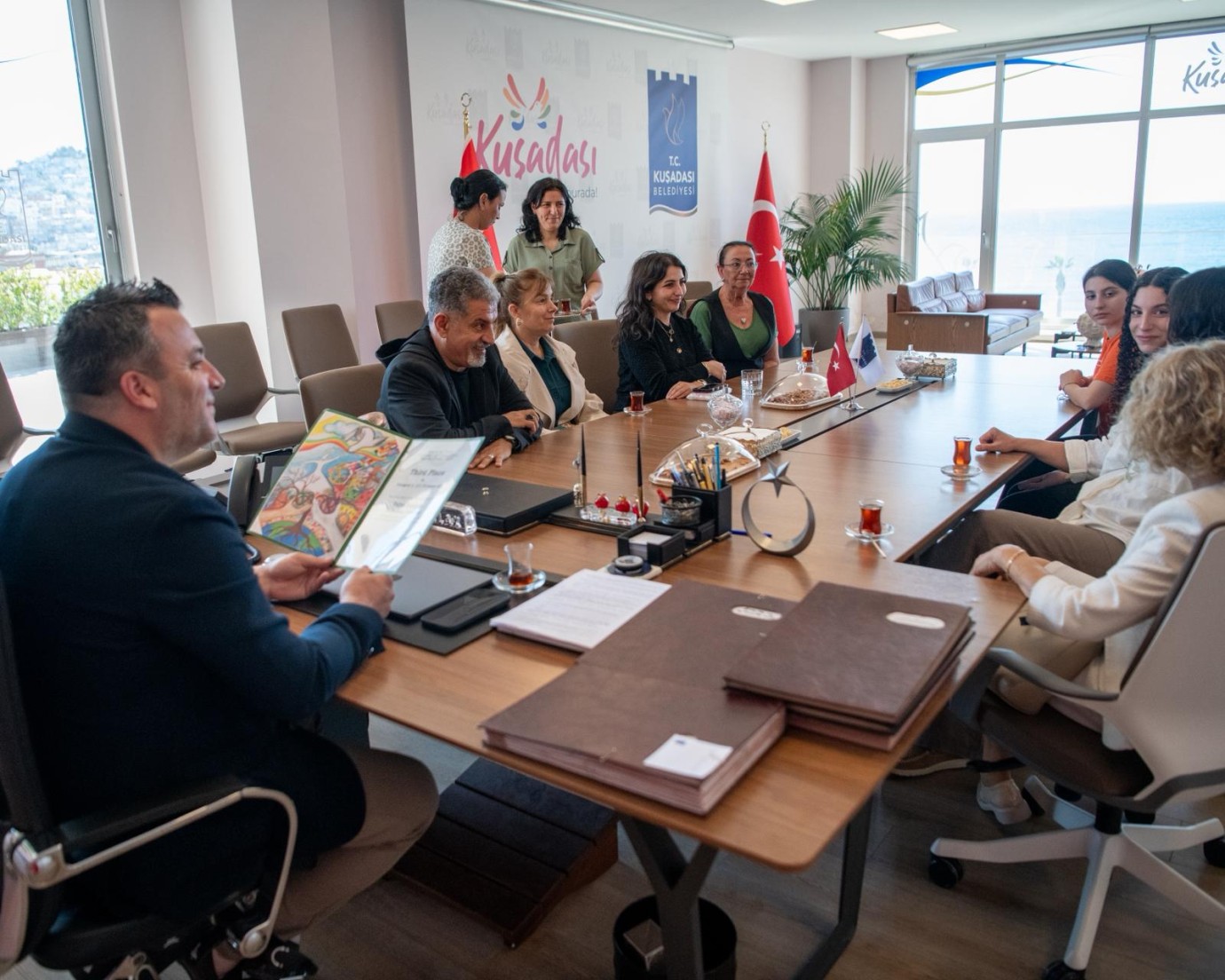 BELEDİYE BAŞKAN VEKİLİ TAHSİN DEMİRTAŞ, SANAT VE EDEBİYAT ALANINDA DERECE ALAN ÖĞRENCİLERİ MAKAMINDA AĞIRLADI