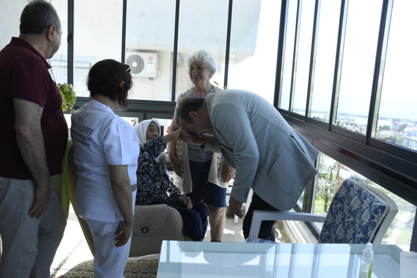 KUŞADASI BELEDİYESİ’NDEN ASIRLIK ÇINARA ANNELER GÜNÜ SÜRPRİZİ