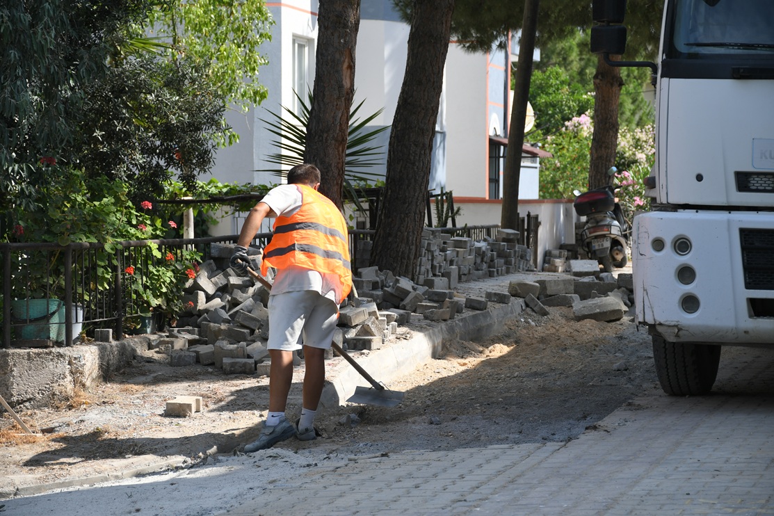 KUŞADASI BELEDİYESİ YOL YAPIM ÇALIŞMALARINA ARALIKSIZ DEVAM EDİYOR 