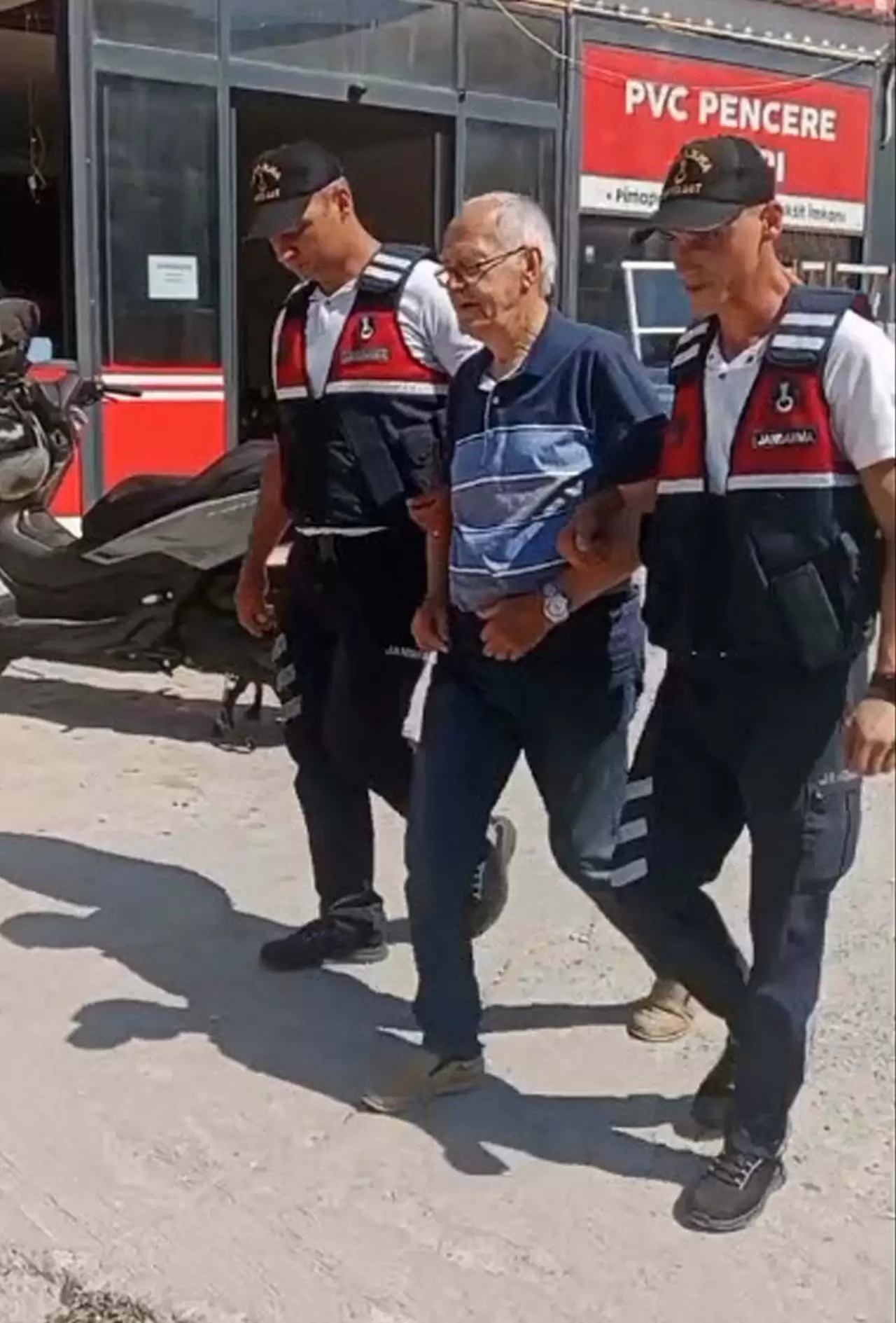 Kuşadası'nda Esnaf Kefalet Kooperatifi'ne operasyon: Başkan gözaltında