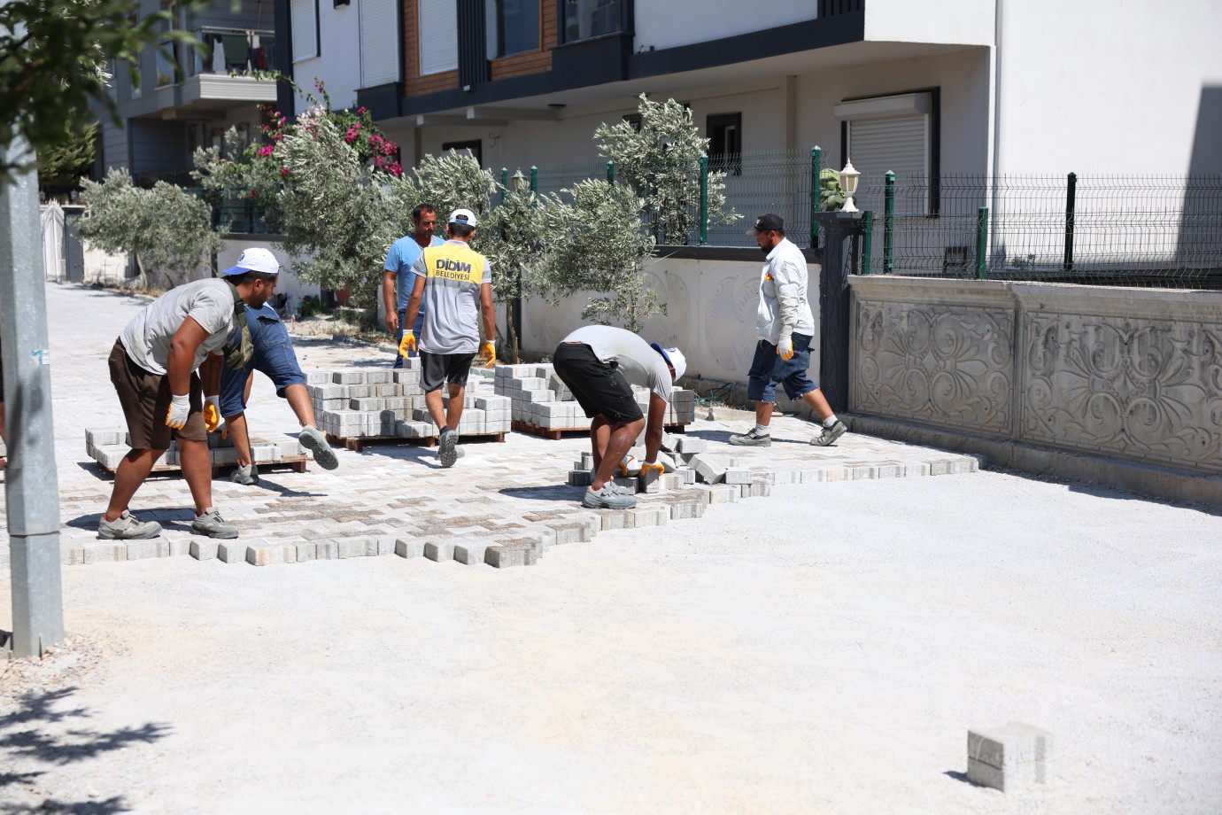 DİDİM BELEDİYESİ’NDEN EFELER MAHALLESİ’NDE ULAŞIMI GÜÇLENDİREN ÇALIŞMA