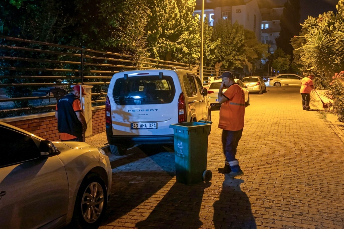 EFELER’DE GECE MESAİSİ: TEMİZLİK EKİPLERİ KÖŞE BUCAK ÇALIŞIYOR