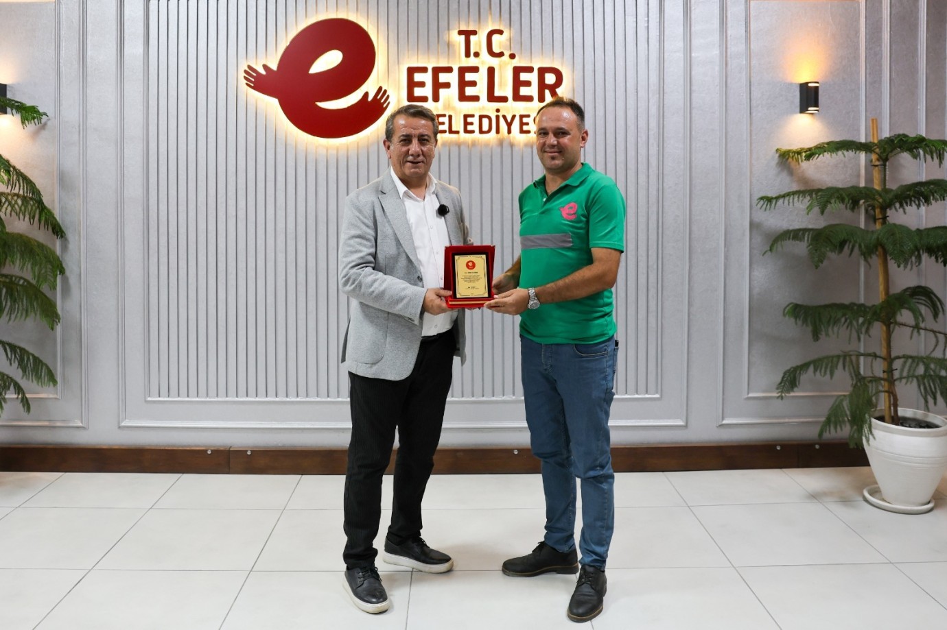 CAN KURTARAN BELEDİYE PERSONELİNE BAŞKAN YETİŞKİN’DEN HEDİYE ALTIN VE PLAKET