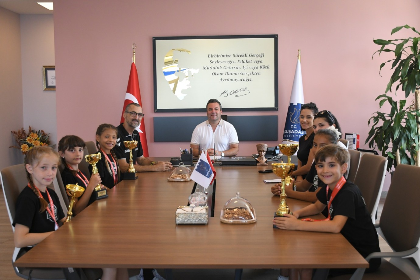 KUŞADASI’NIN GURURU MİNİK JİMNASTİKÇİLERDEN BAŞKAN VEKİLİNE ZİYARET