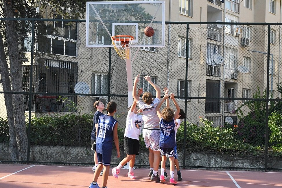 YENİLENEN BASKETBOL SAHASINA EFE İBRİKOĞLU’NUN ADI VERİLDİ