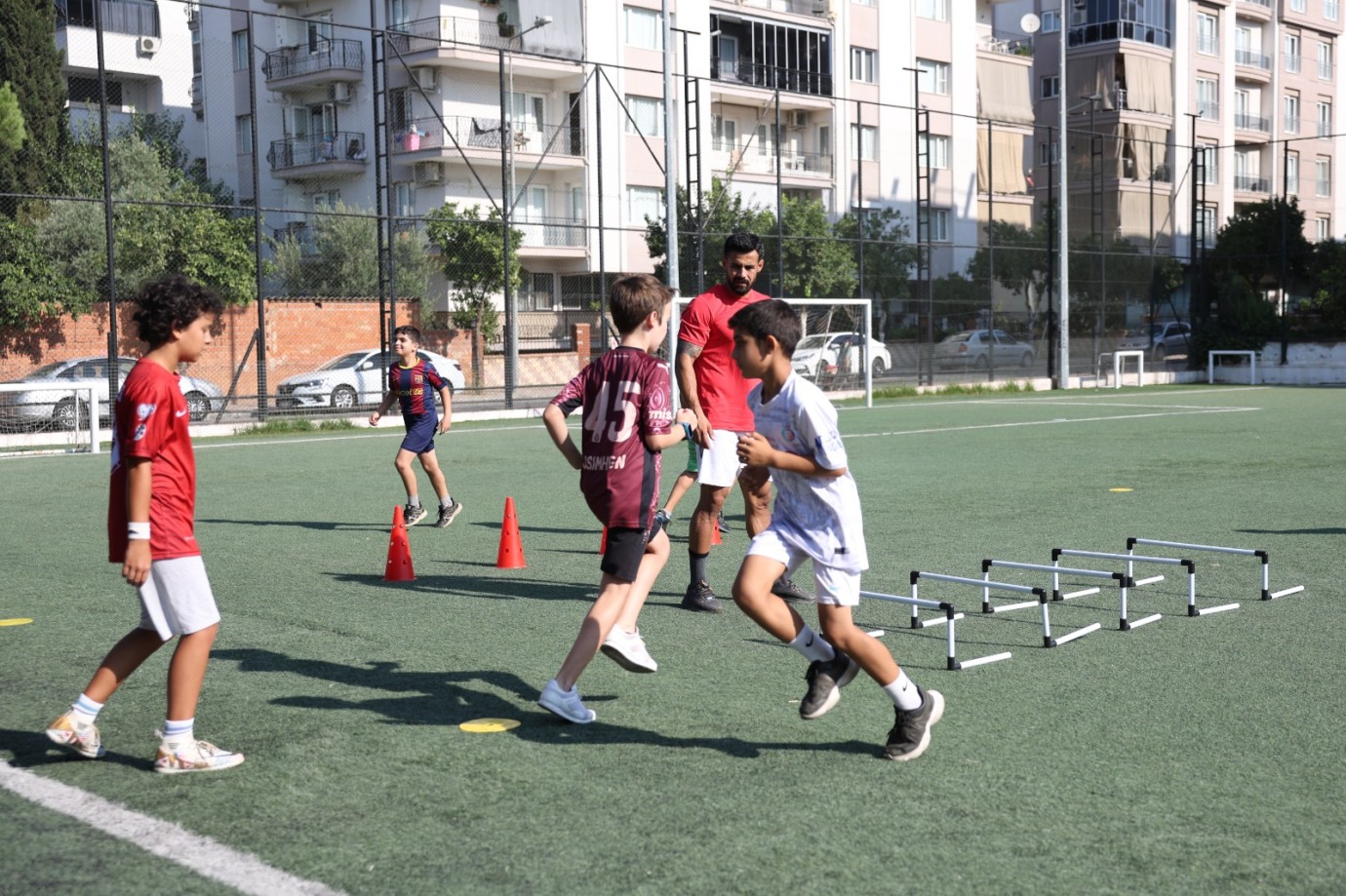 EFELER’DE GELECEĞİN YILDIZLARI MEHMET ANBARLI SPOR TESİSLERİ’NDE YETİŞİYOR