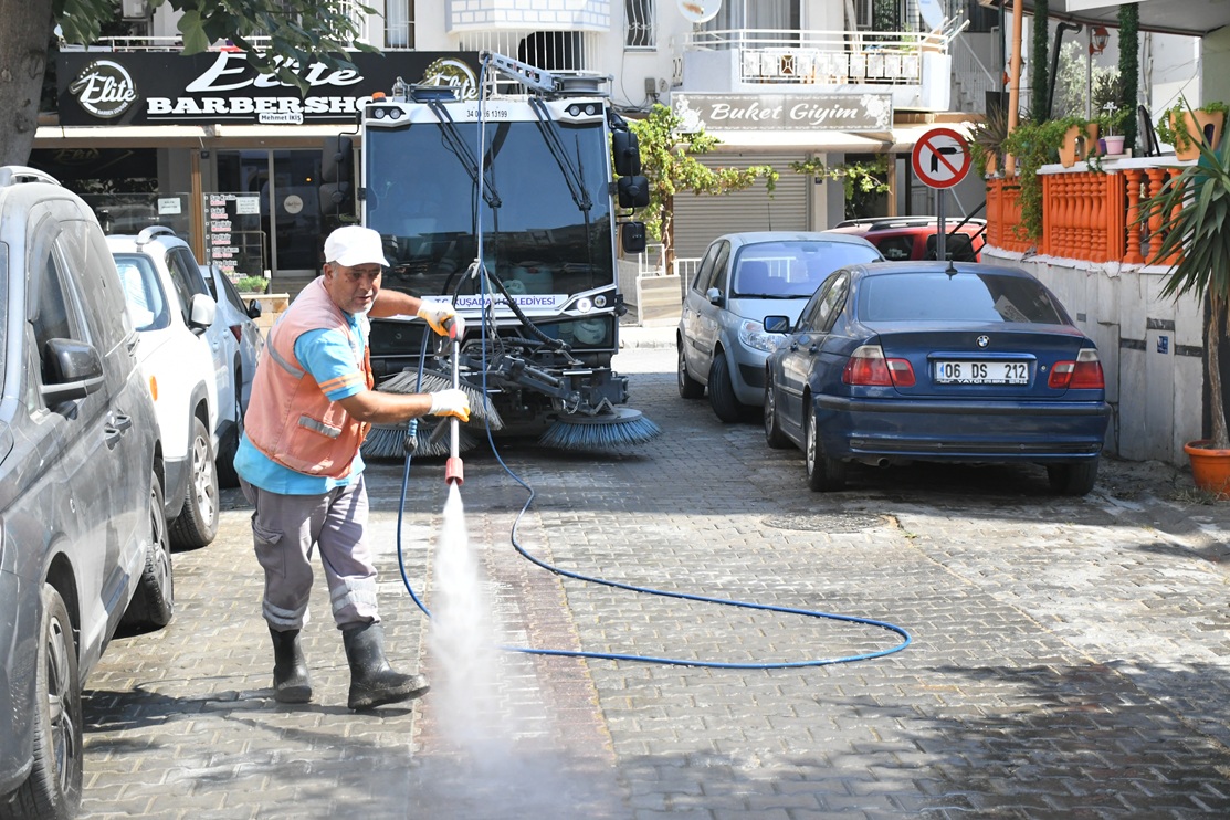 KUŞADASI’NDA TEMİZLİK MESAİSİ 7/24 SÜRÜYOR
