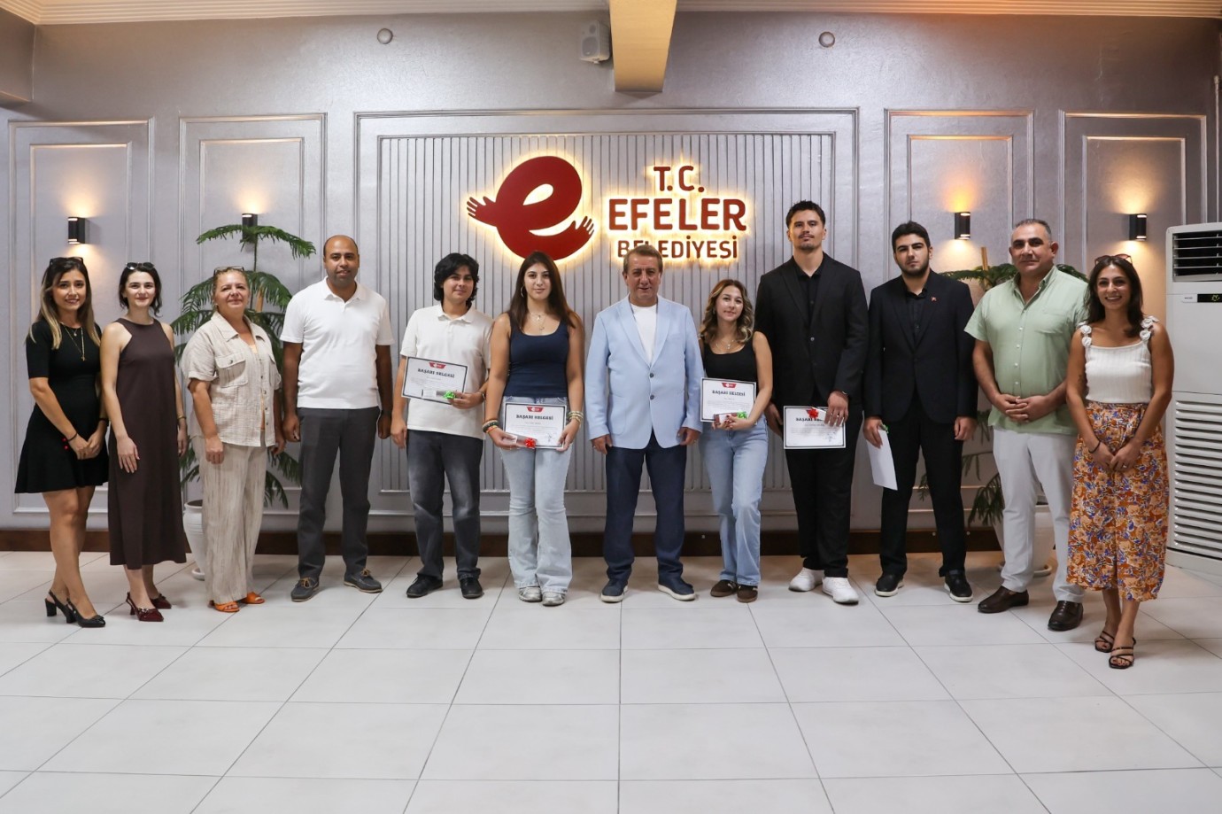 EFELER’İN MERKEZLERİNDE HAYALLERİNE ULAŞAN GENÇLER BAŞKAN YETİŞKİN’LE BULUŞTU