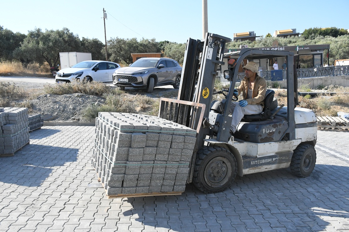 KUŞADASI BELEDİYESİ'NDEN DEĞİRMENDERE’DE 6 BİN METREKARELİK YOL MESAİSİ