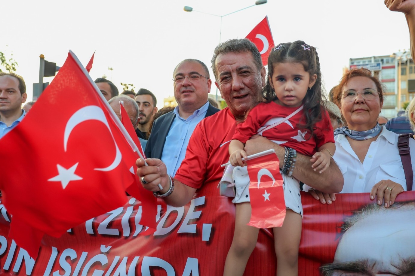 BAŞKAN ANIL YETİŞKİN 30 AĞUSTOS COŞKUSUNU EFELER’DE DÖRT BİR YANA TAŞIDI
