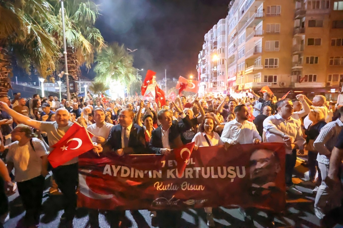 BAŞKAN ANIL YETİŞKİN BİNLERLE YÜRÜDÜ: EFELER’DE KURTULUŞ COŞKUSU GECEYİ AYDINLATTI