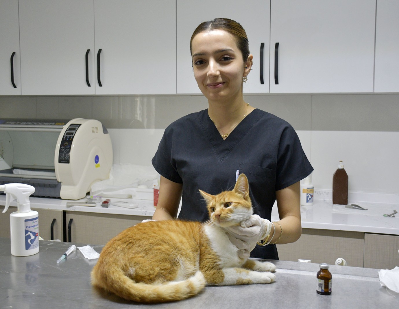 KUŞADASI’NDA PATİLİ CAN DOSTLARIN SAĞLIĞI EMİN ELLERDE