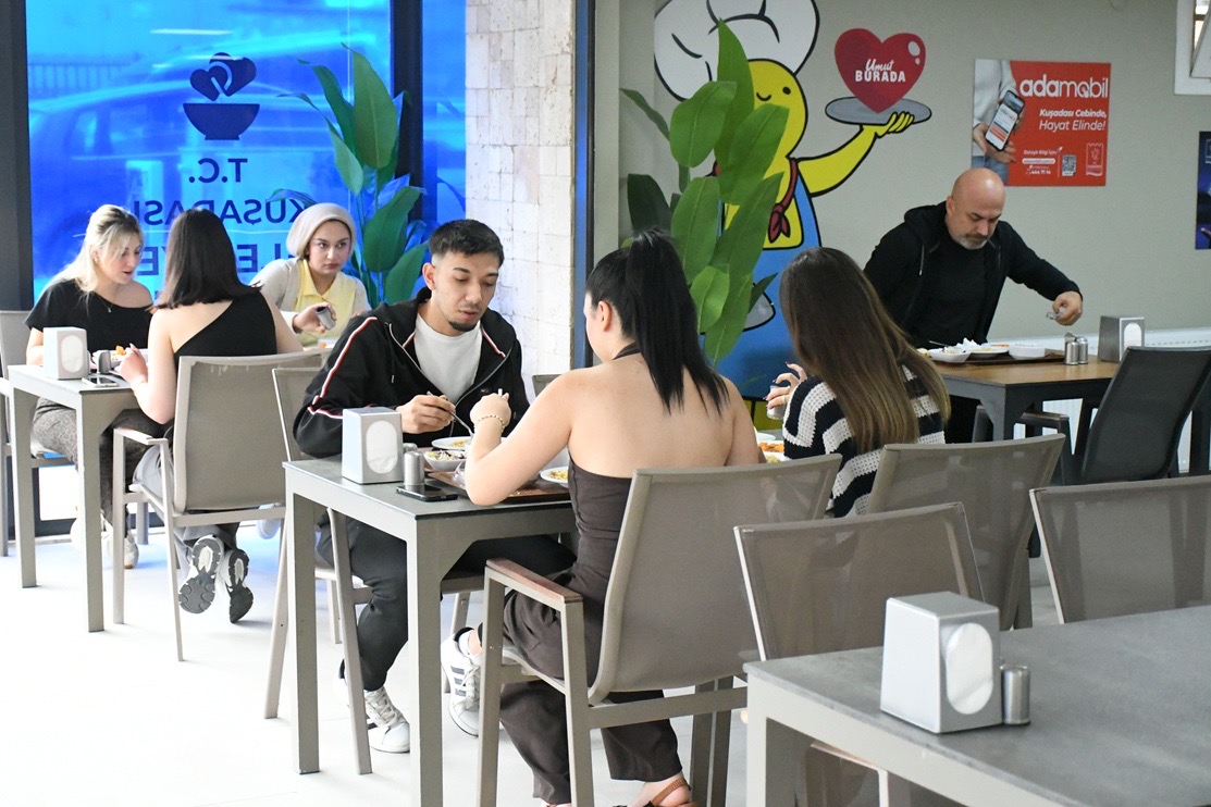 KUŞADASI'NDA DAYANIŞMANIN SOFRASI KENT LOKANTASI HER GÜN YÜZLERCE KİŞİYİ AĞIRLIYOR