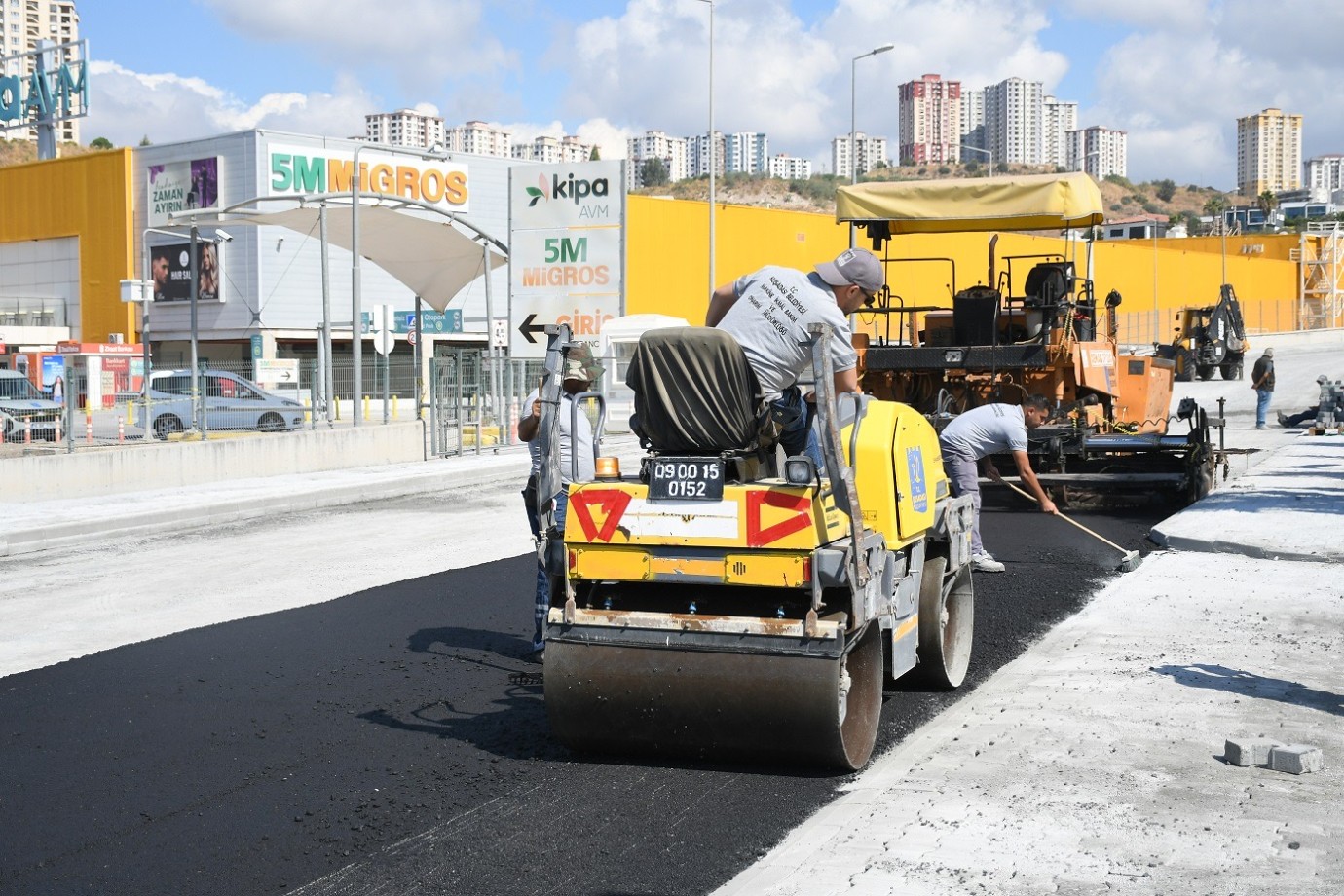 KUŞADASI BELEDİYESİ’NDEN DEĞİRMENDERE’DE ASFALT MESAİSİ