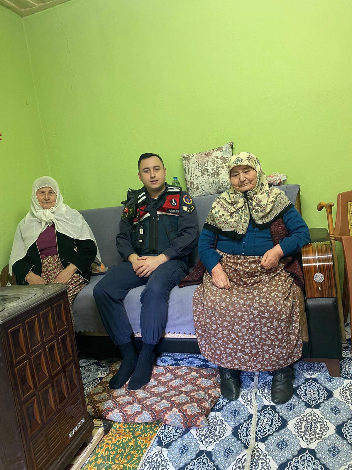 Aydın İl Jandarma Komutanlığı, Sultanhisar'da 80 Yaş Üstü Vatandaşları Unutmuyor.