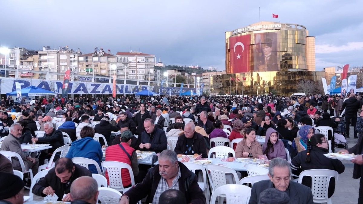 AYDIN BÜYÜKŞEHİR BELEDİYESİ KENTİN BİRÇOK NOKTASINDA İFTAR SOFRALARI KURMAYA DEVAM EDİYOR