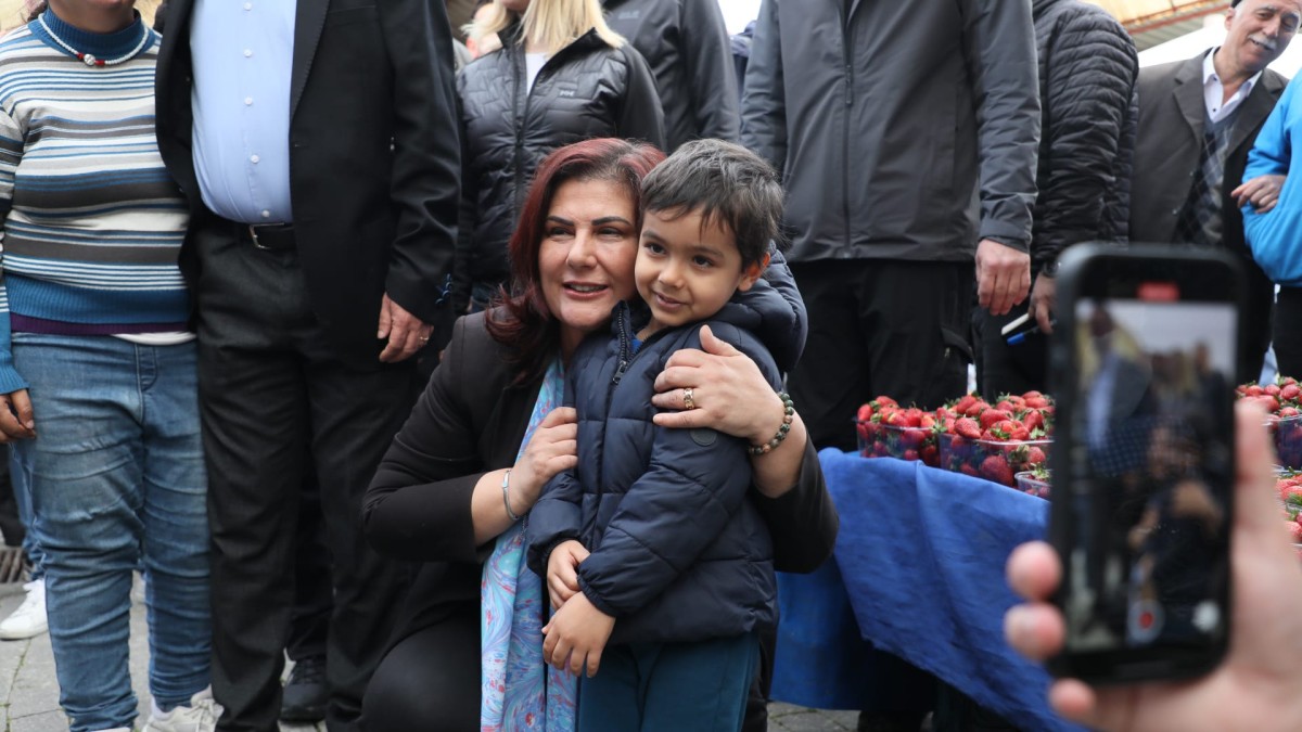 BAŞKAN ÇERÇİOĞLU, EFEKENT PAZARINDA VATANDAŞLARLA BİR ARAYA GELDİ.