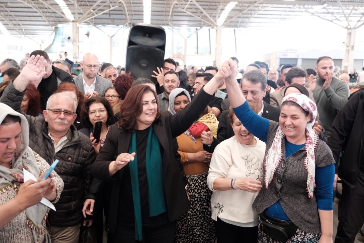 FATİH PAZARYERİ’NDE ÇERÇİOĞLU’NA COŞKULU KARŞILAMA