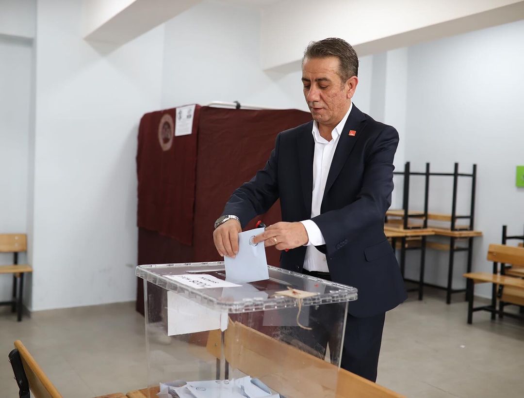 Efeler’de CHP bayrağı yeniden dalgalandı