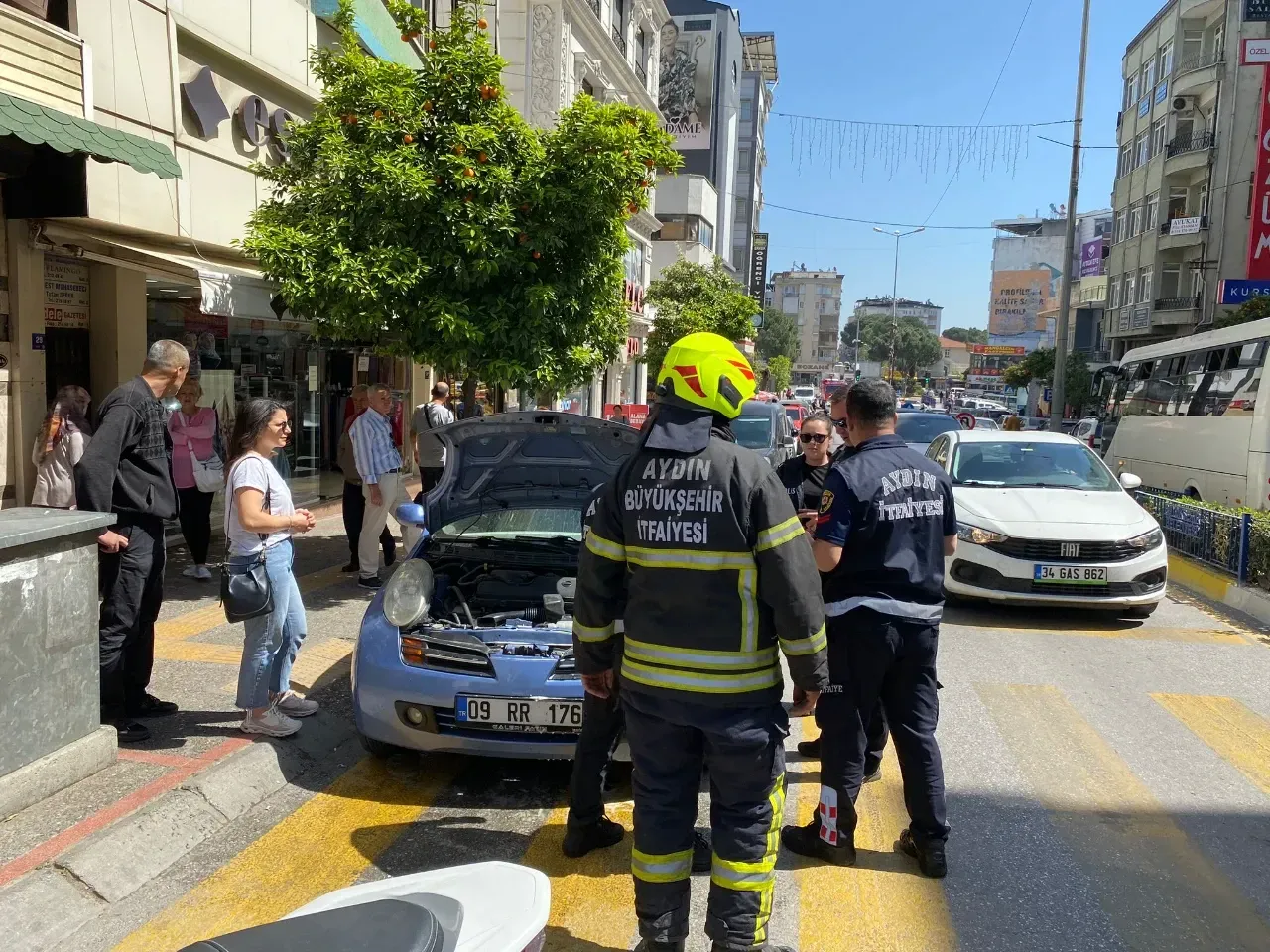Otomobilin elektrik aksamından çıkan yangın panikletti