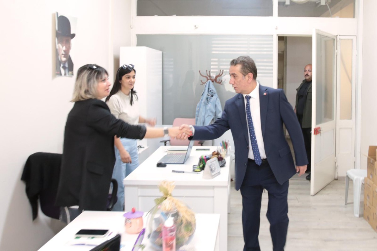 Başkan Anıl, Personeliyle Bayramlaşarak Mesaisine Başladı: Kurumsal Birliği Güçlendiren Önemli Bir Adım