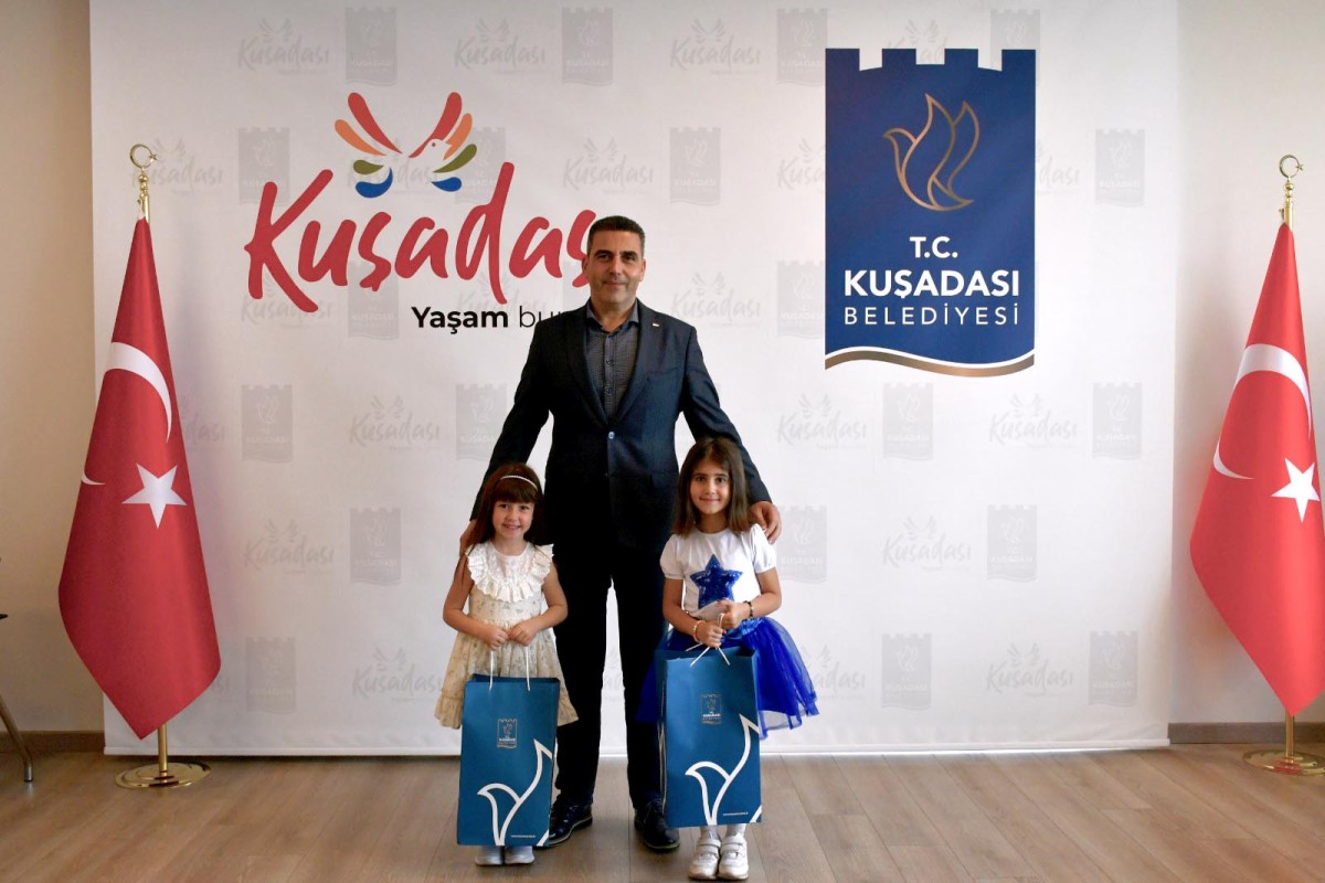 KUŞADASI BELEDİYESİ 23 NİSAN GELENEĞİ: ÖMER GÜNEL'İN KOLTUĞUNA ÇOCUKLAR OTURDU