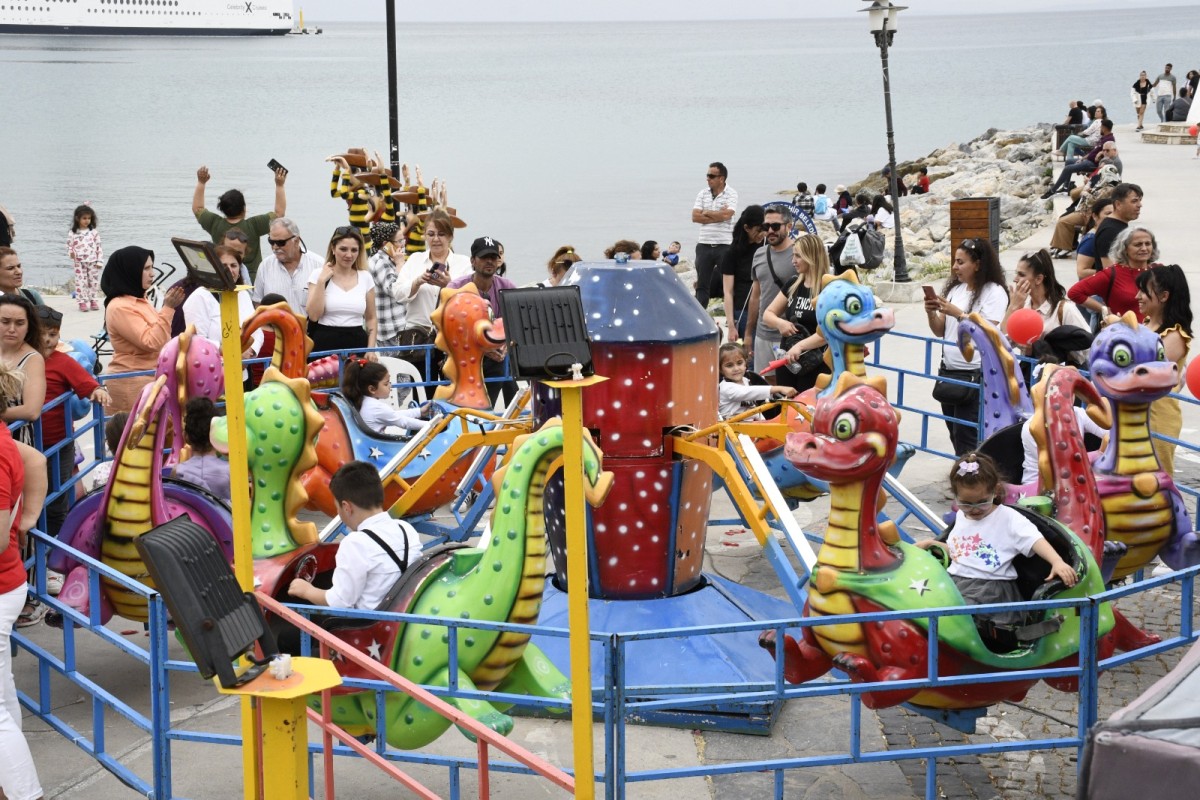 23 NİSAN KUTLAMALARINDA ÇOCUKLARIN GÖZDESİ LUNAPARK OYUNCAKLARI OLDU