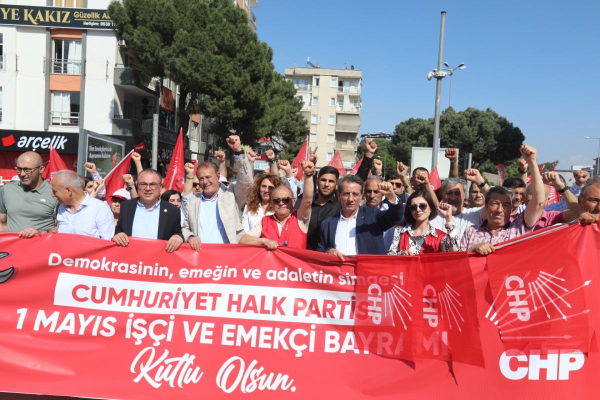 EFELER'DE 1 MAYIS COŞKUYLA KUTLADI: BAŞKANLAR VE MİLLETVEKİLLERİ YÜRÜYÜŞ YAPTILAR