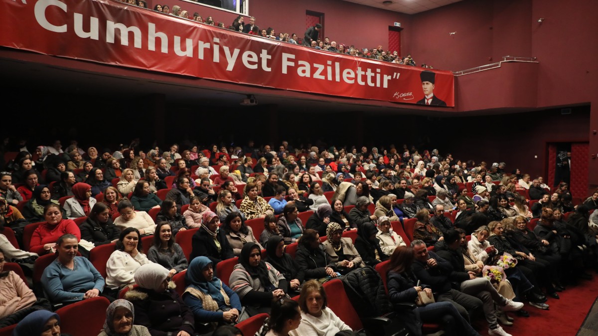 BAŞKAN ÇERÇİOĞLU KIRSAL MAHALLELERDE YAŞAYAN KADINLARI TİYATRO İLE BULUŞTURDU