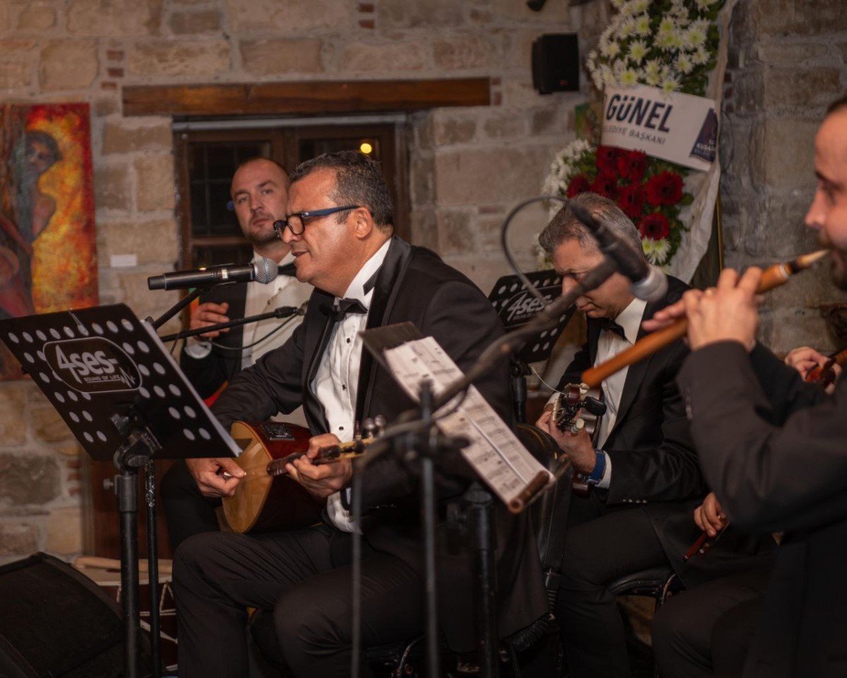 KUŞADASI'NDA DEVLET SANATÇILARINDAN TÜRKÜYE DOYURAN KONSER