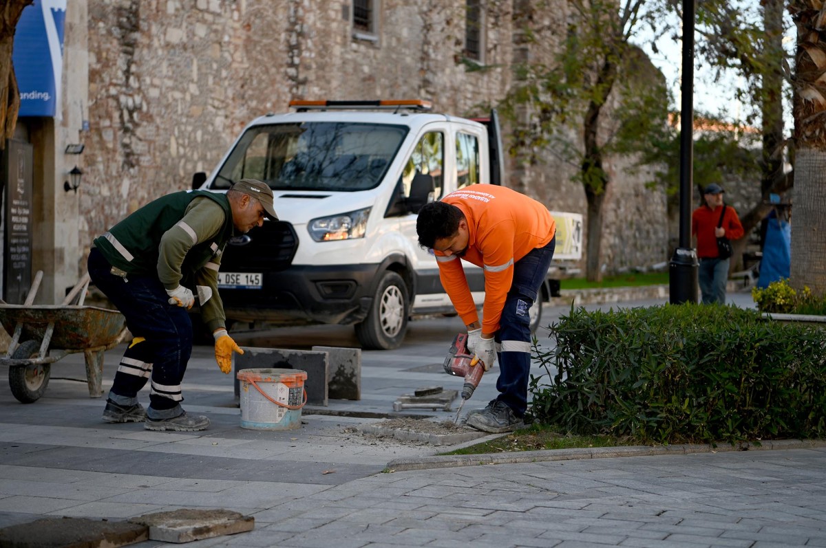 KUŞADASI BELEDİYESİ KENT SAKİNLERİNİN KONFORU İÇİN KESİNTİSİZ ÇALIŞIYOR