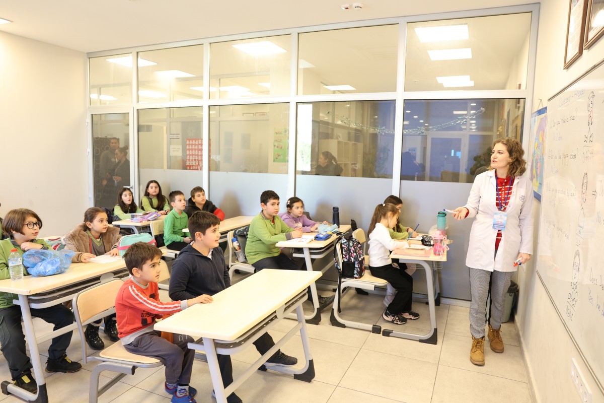 BAŞKAN ÇERÇİOĞLU’NUN BAŞLATTIĞI ETKİNLİKLERDE HER YAŞTAN AYDINLI İNGİLİZCE ÖĞRENİYOR