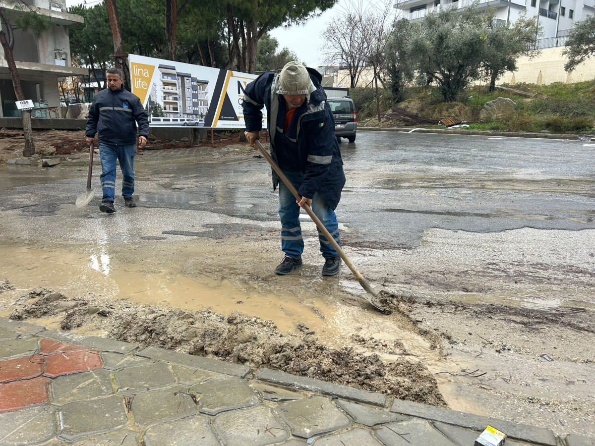 KUŞADASI BELEDİYESİ EKİPLERİ 7/24 SAĞANAK MESAİSİNDE