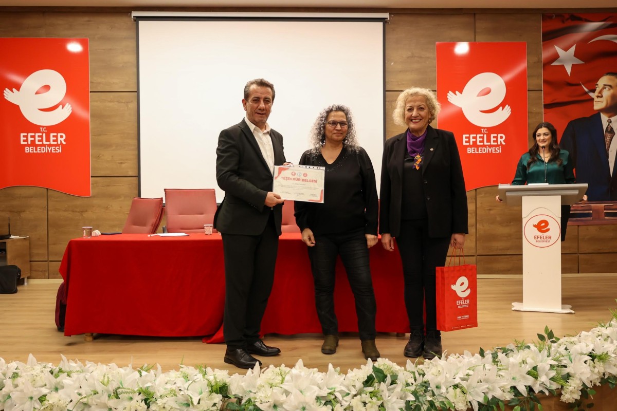 EFELER’DE İDEAL AİLE KONFERANSI GERÇEKLEŞTİ BAŞKAN YETİŞKİN “AİLE YILI İLAN ETMEKLE AİLE KORUNMAZ” DEDİ